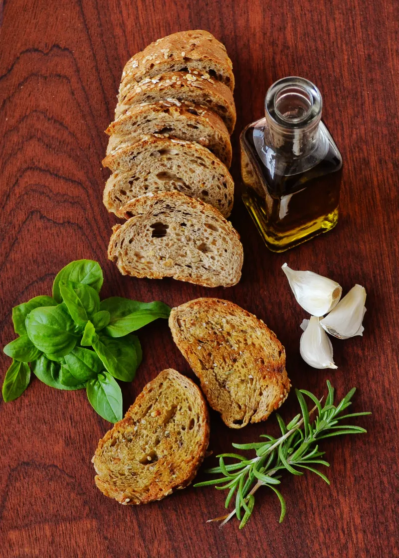 Pan de pueblo tostado con aceite de oliva, ajo y albahaca