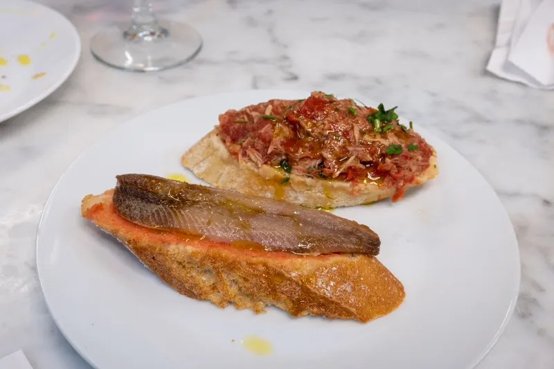 Tostas de sardina ahumada y de carne mechada con tomate